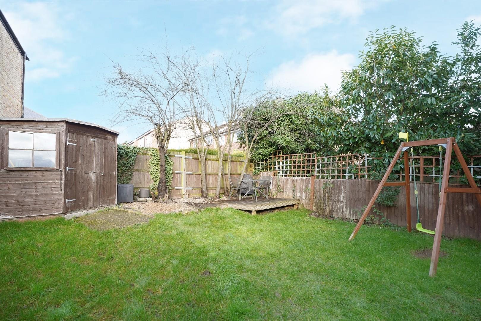 Flat Aylward Road in Greater London