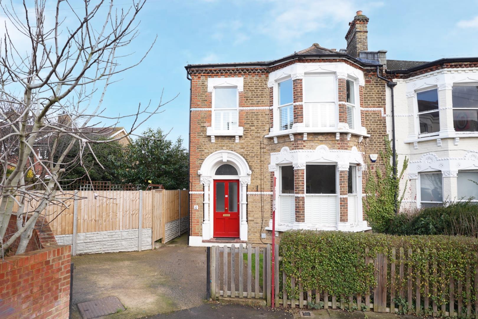 Flat Aylward Road in Greater London