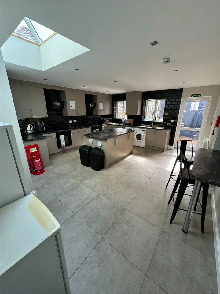 Room Sutton Road in Greater London