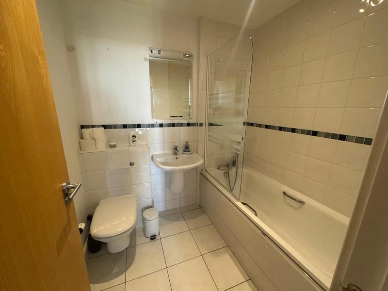 Room Rayleigh Road in Greater London