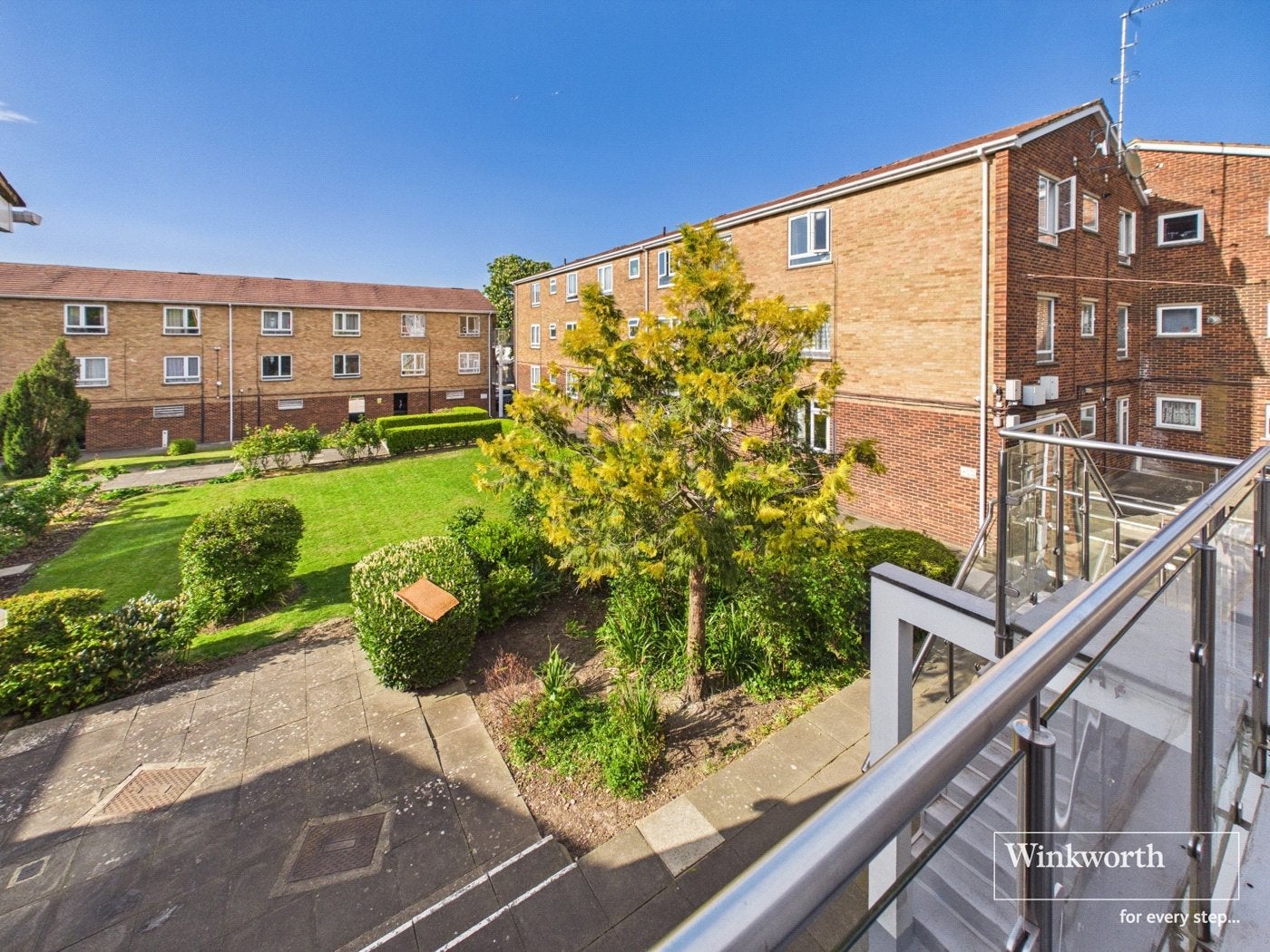Flat Elmwood Crescent in Greater London