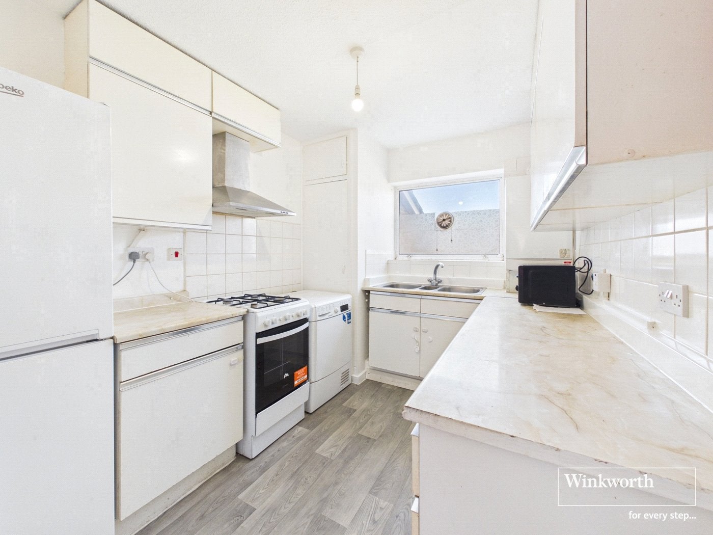 Flat Elmwood Crescent in Greater London
