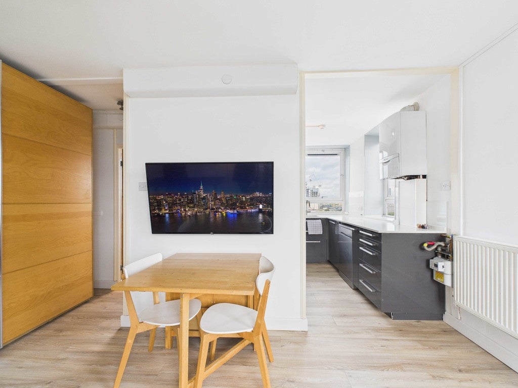 Flat Avondale Square in Greater London