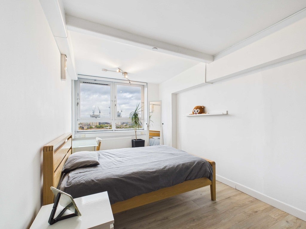 Flat Avondale Square in Greater London