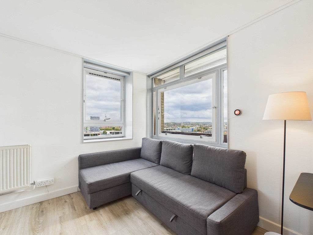 Flat Avondale Square in Greater London