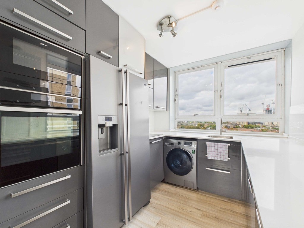 Flat Avondale Square in Greater London