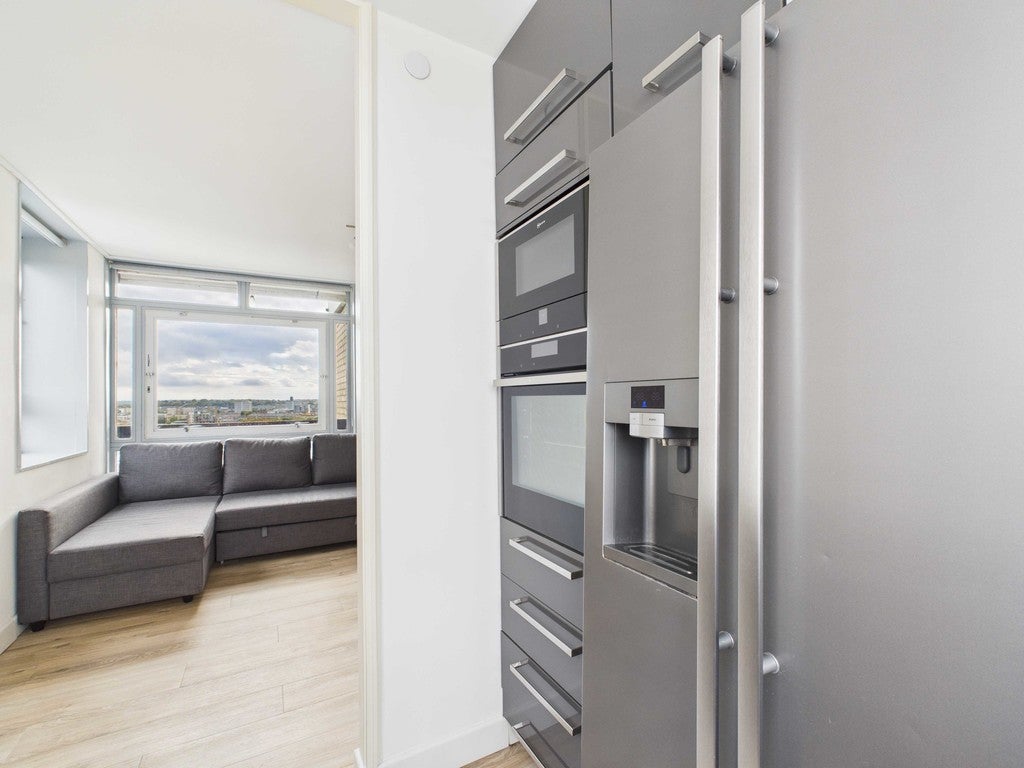 Flat Avondale Square in Greater London