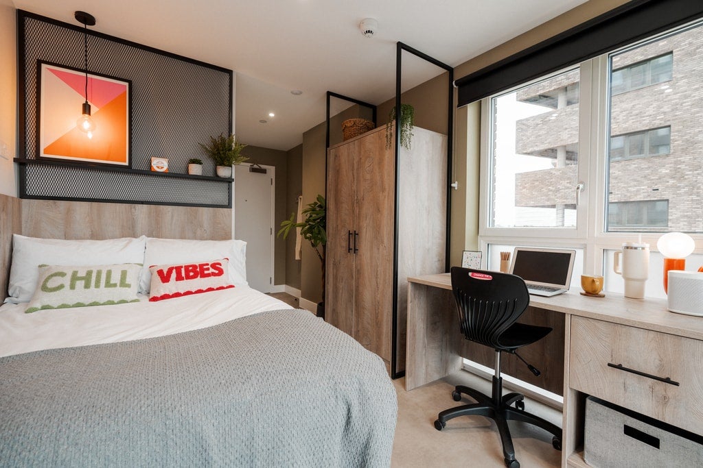 Room Ilderton Road in Greater London