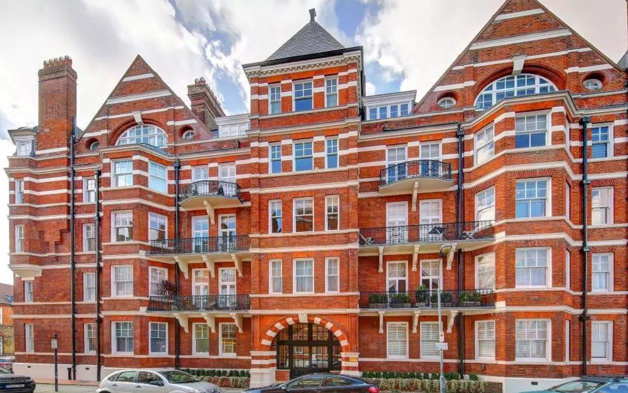 Flat Bishop King's Road in Greater London