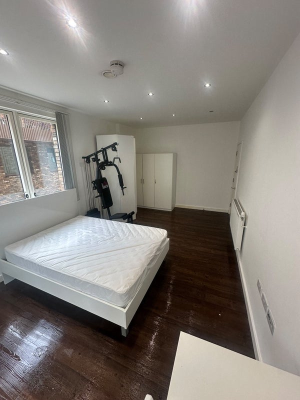 Flat Frobisher Yard in Greater London