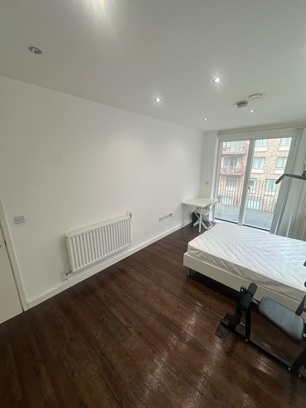 Flat Frobisher Yard in Greater London