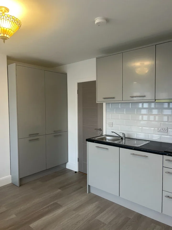Flat Hillcross Avenue in Greater London