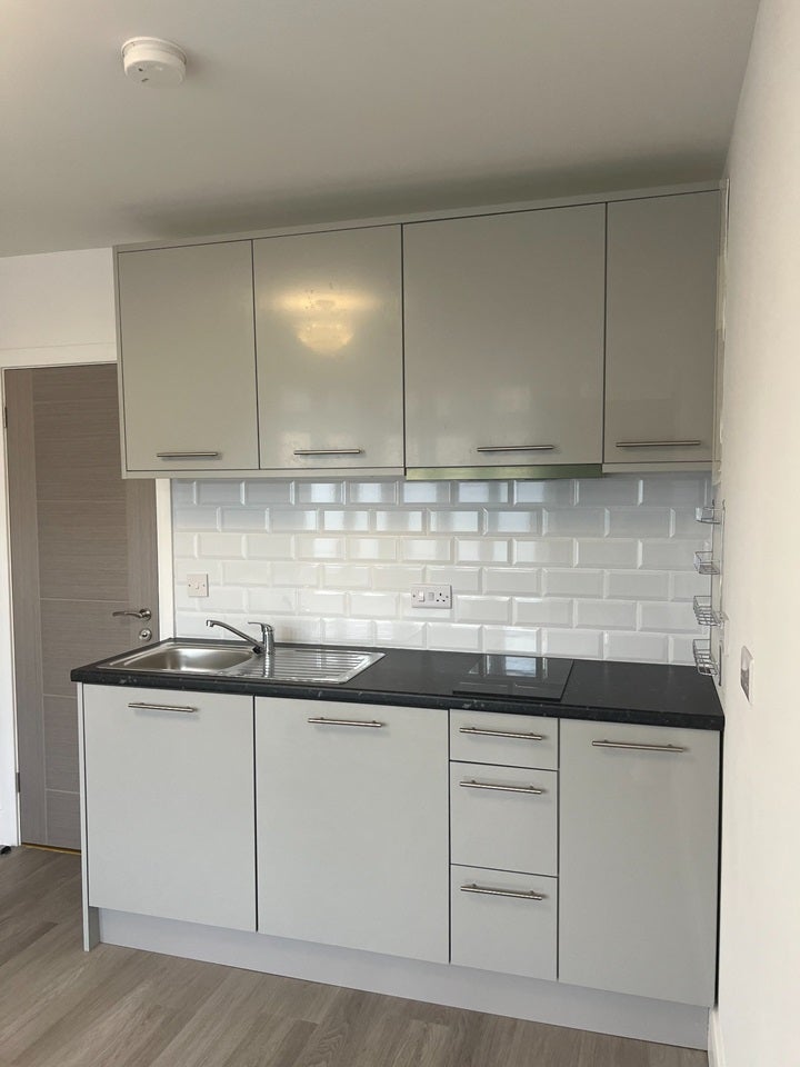 Flat Hillcross Avenue in Greater London