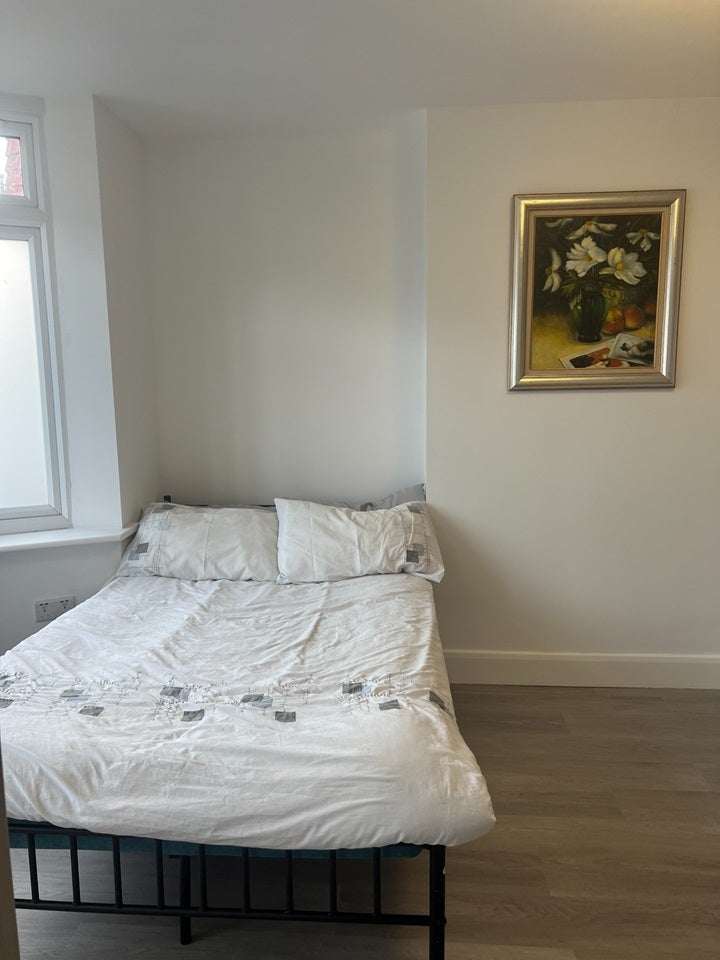 Flat Hillcross Avenue in Greater London