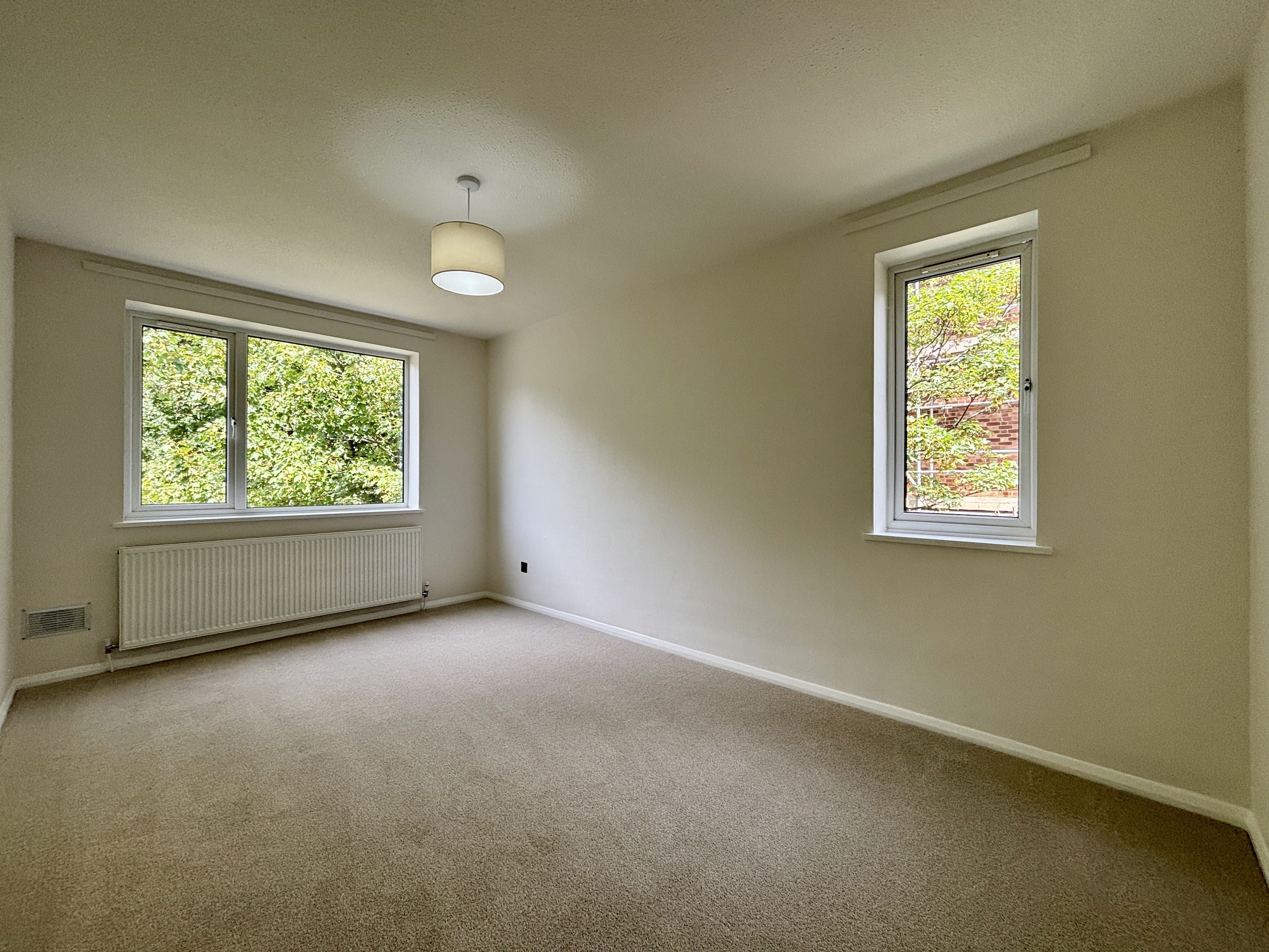 Flat Albemarle Road in Greater London