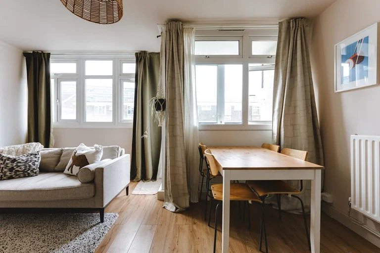 Flat Ballance Road in Greater London