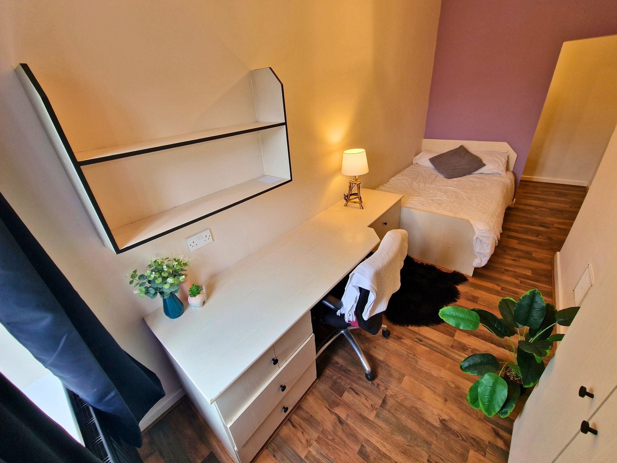 Room Otley Road in Leeds