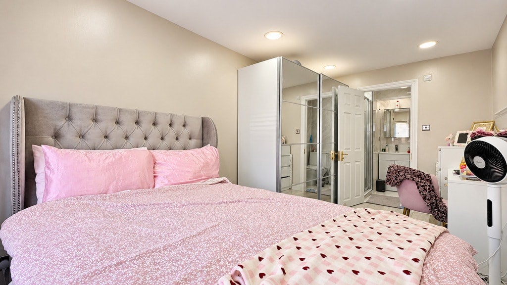 House Nursery Avenue in Greater London