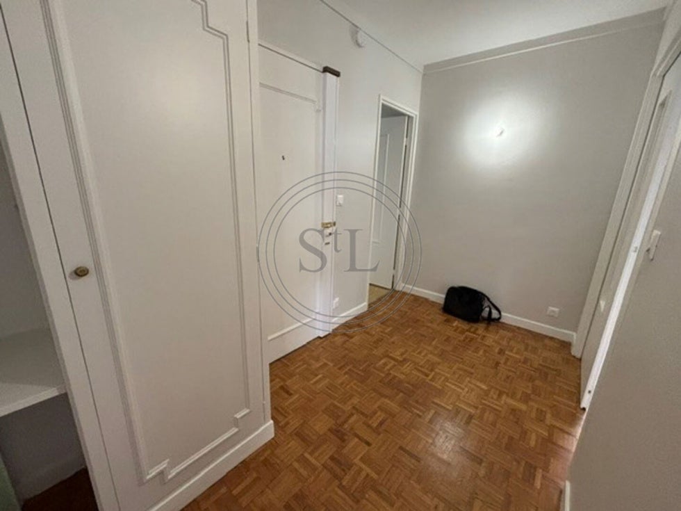 Flat D 185 in Versailles