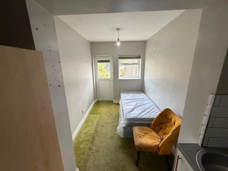 Flat Lymington Close in Greater London