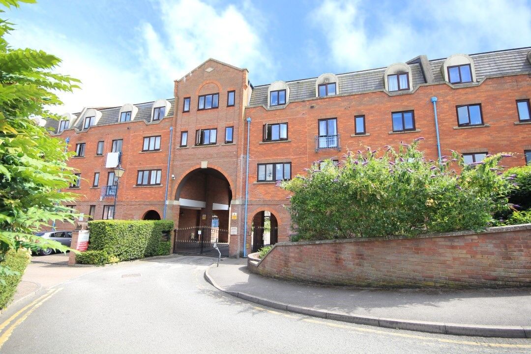 Flat Greys Court in Reading