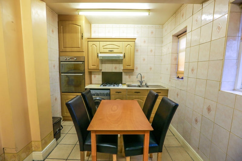 Room County Gate in Greater London