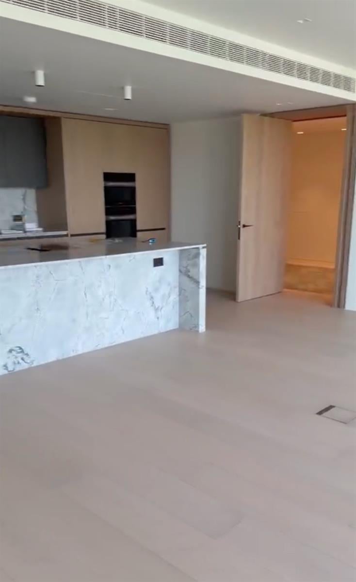 Flat Belvedere Road in Greater London