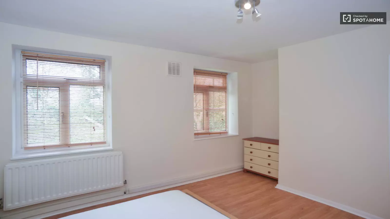Flat Clapham Road in Greater London