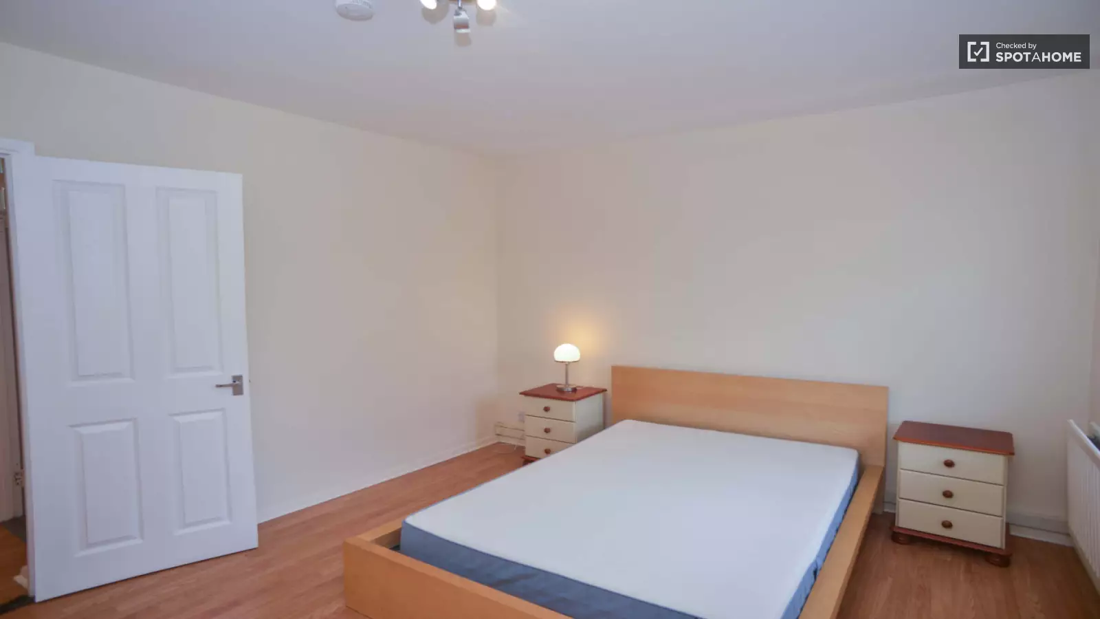 Flat Clapham Road in Greater London
