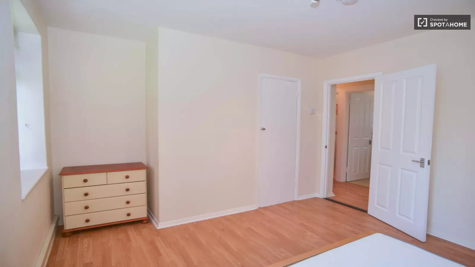Flat Clapham Road in Greater London