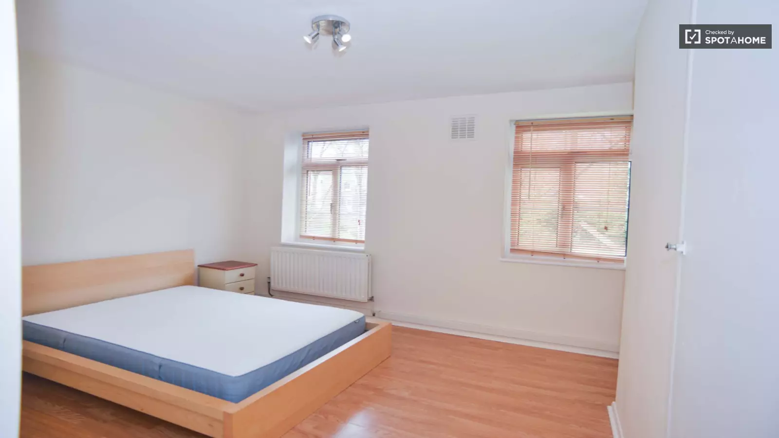Flat Clapham Road in Greater London