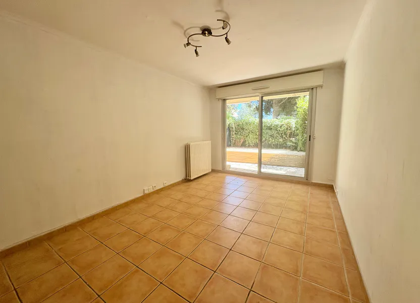 Flat Avenue Sainte-Marguerite in Nice