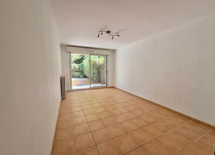 Flat Avenue Sainte-Marguerite in Nice