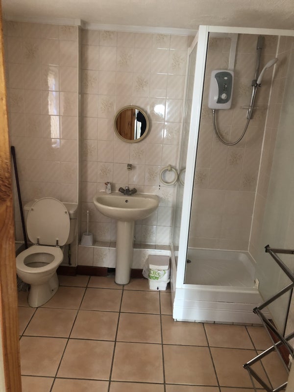 Room Rushetts Road in Crawley