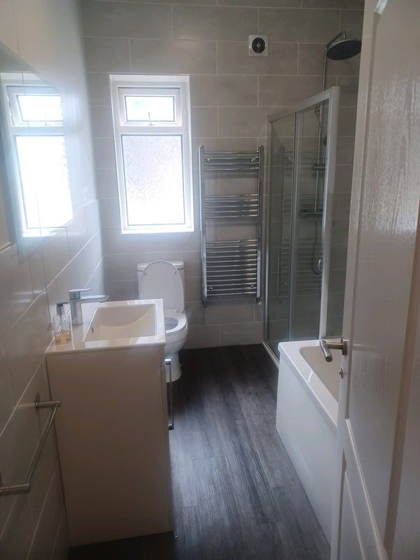 Room Ennismore Road in Liverpool