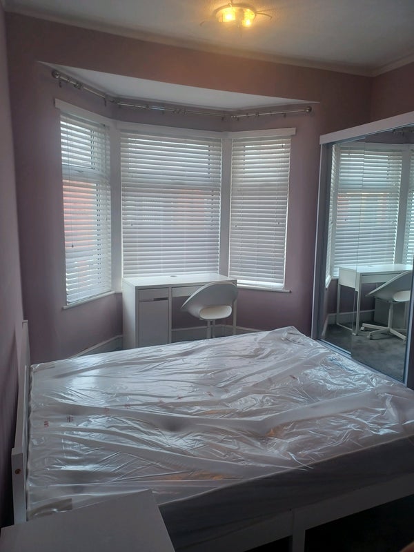 Room Ennismore Road in Liverpool