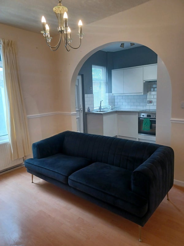 Room Ennismore Road in Liverpool
