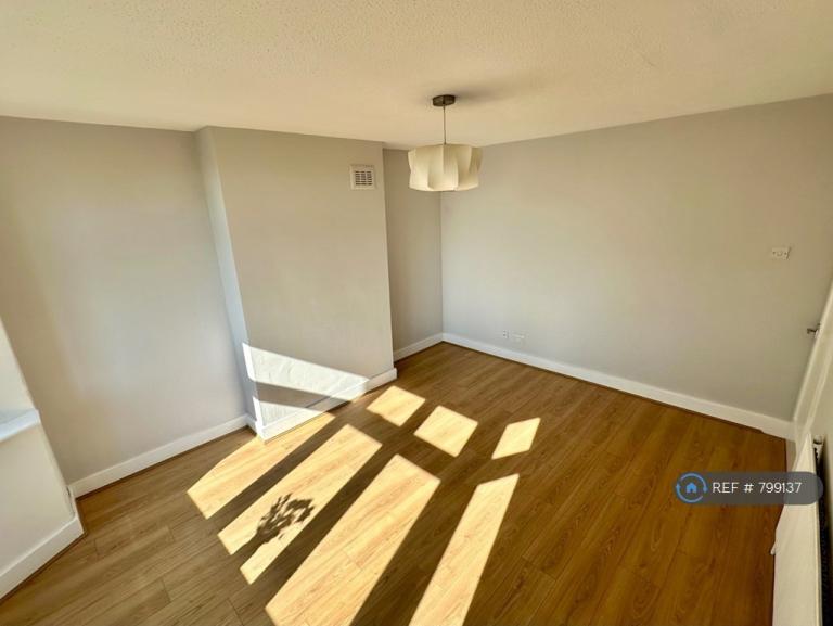 Flat Woodford New Road in Greater London