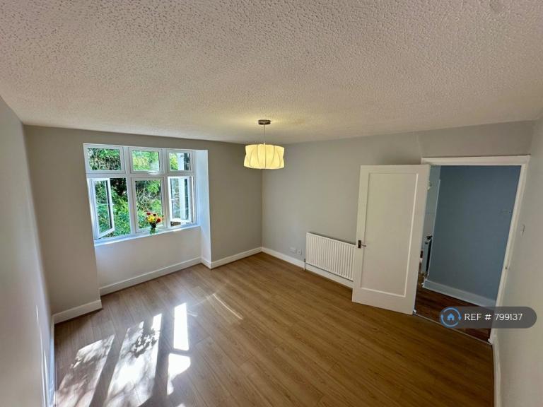 Flat Woodford New Road in Greater London
