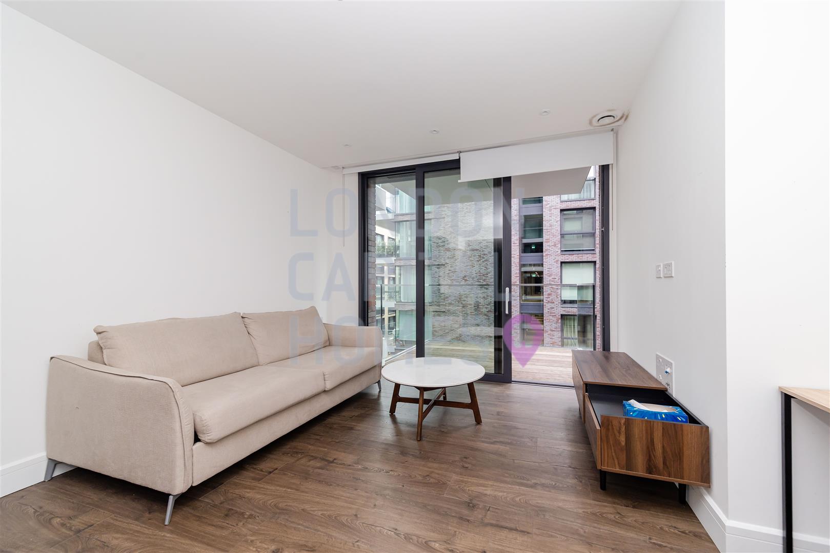 Flat Piazza Walk in Greater London