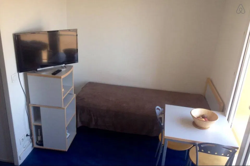 Room Rue Jean-Jacques Rousseau in Suresnes