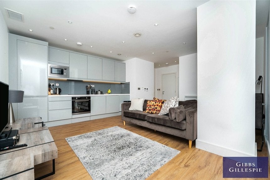 Flat Western Avenue in Greater London