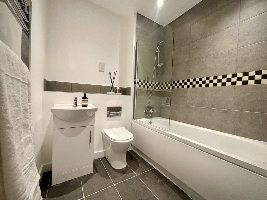 Flat Victoria Road in Rushmoor