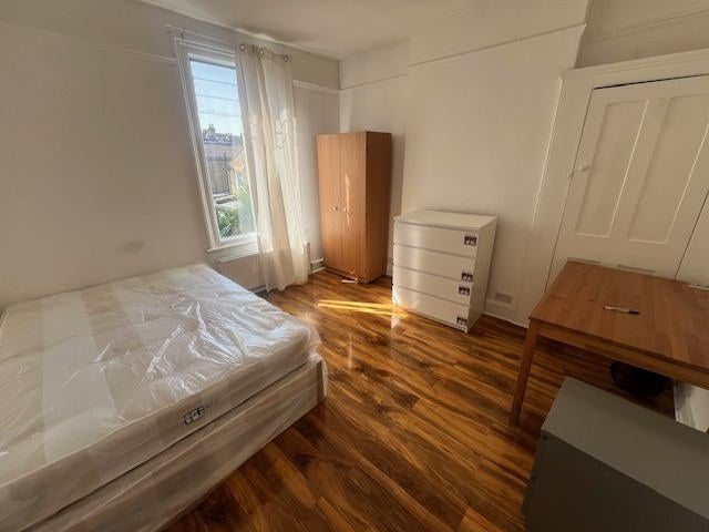 Flat Alderton Road in Greater London