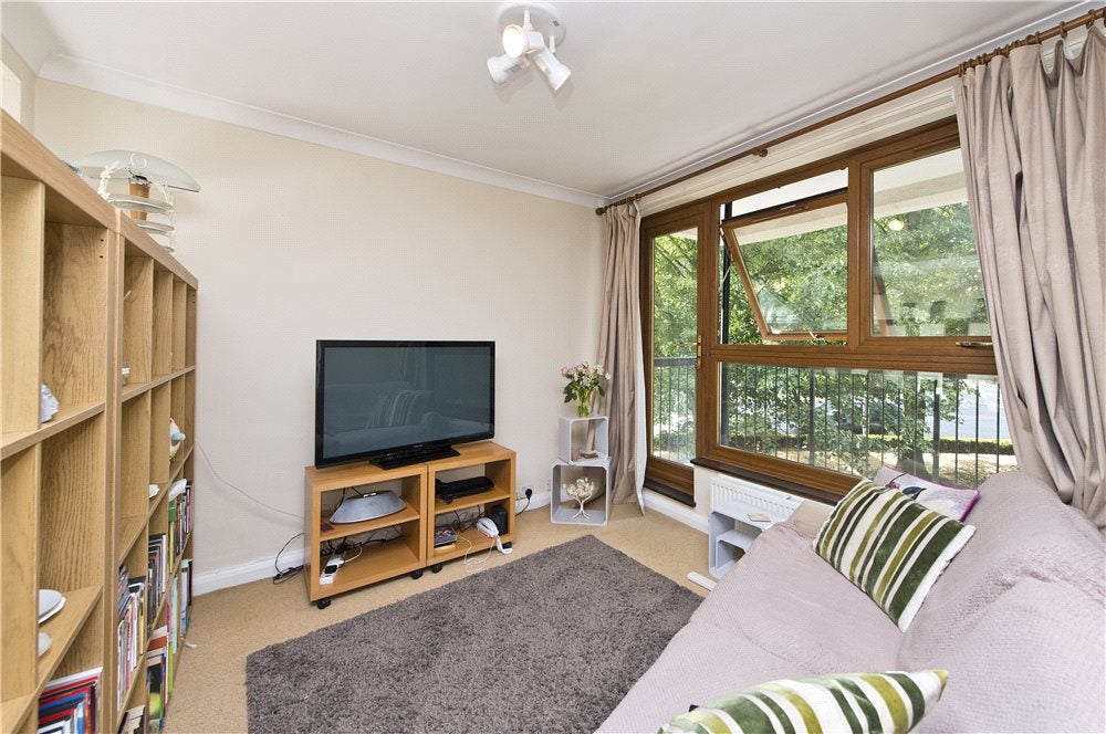 Flat Gipsy Lane in Greater London