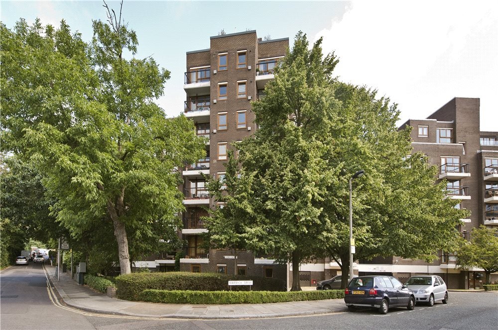 Flat Gipsy Lane in Greater London