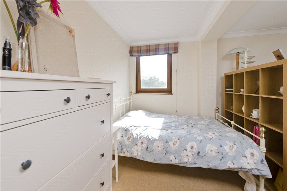 Flat Gipsy Lane in Greater London