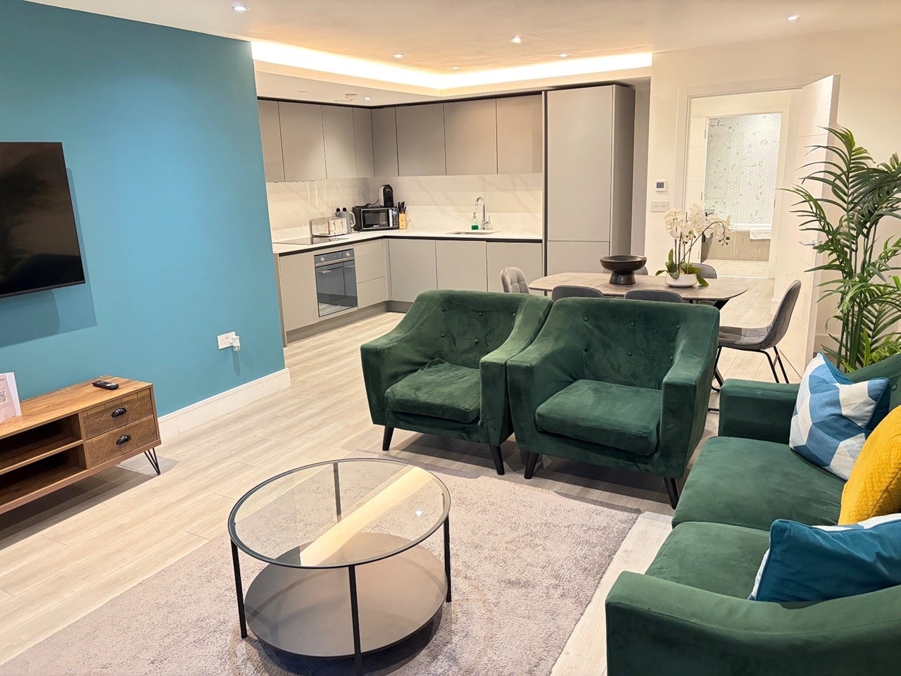 Flat Harlequin Avenue in Greater London