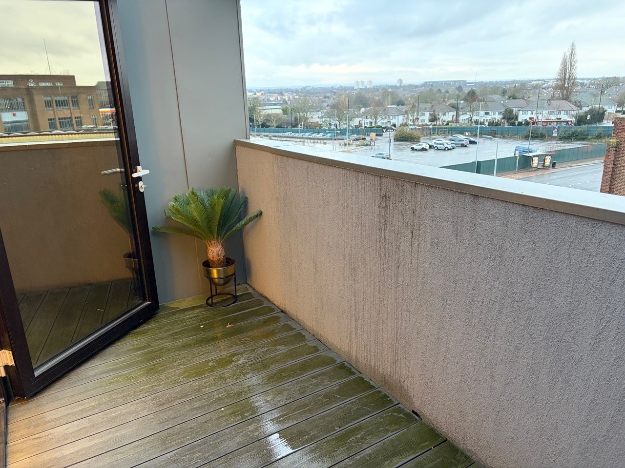 Flat Harlequin Avenue in Greater London