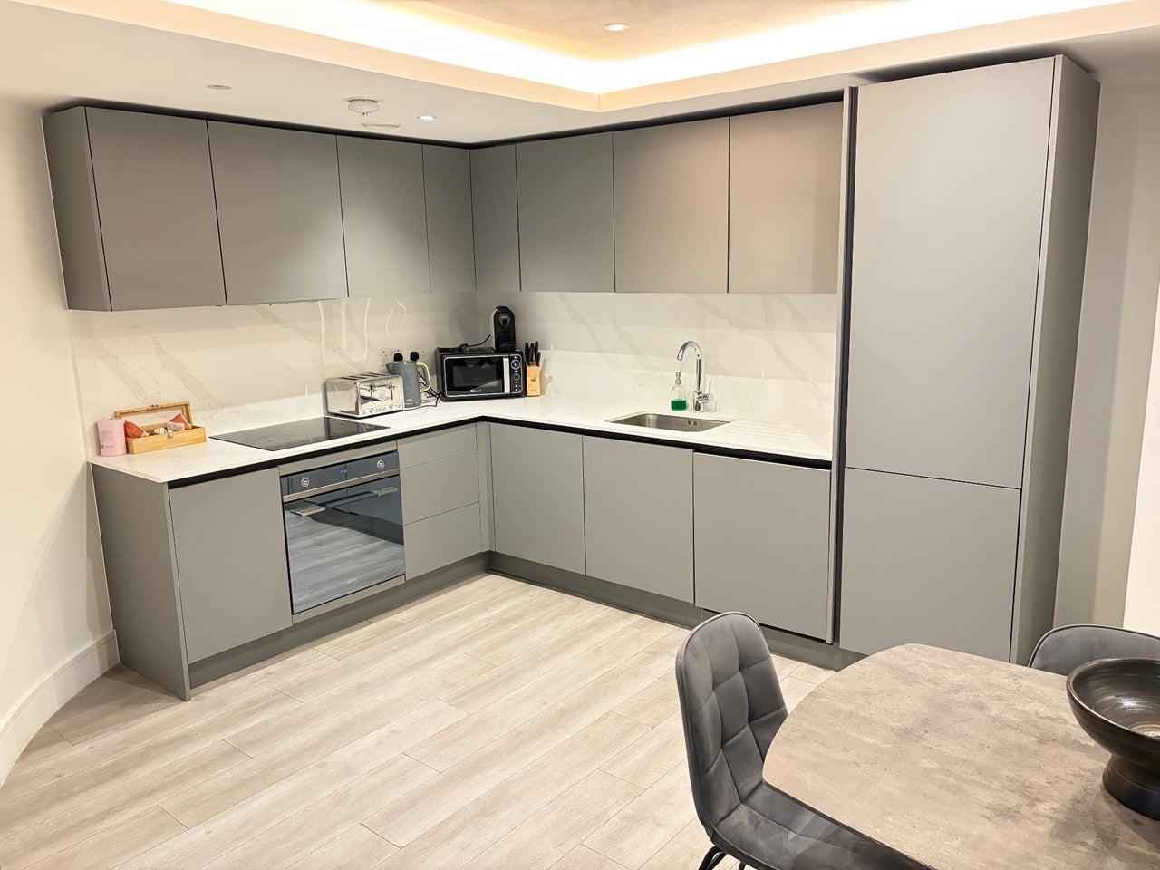 Flat Harlequin Avenue in Greater London